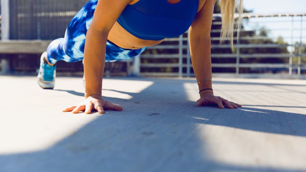 The 10-Minute Bodyweight EMOM Cardio Workout That Doesn’t Let Up